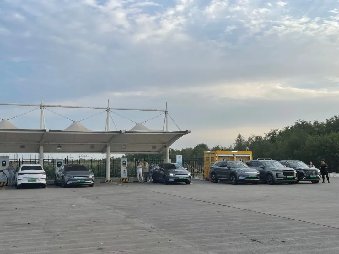 中秋國慶小長假的服務區“搶樁大戰”(圖5) 圖片