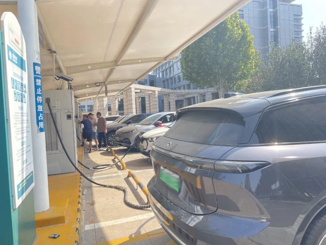 中秋國慶小長假的服務區“搶樁大戰”(圖6) 圖片