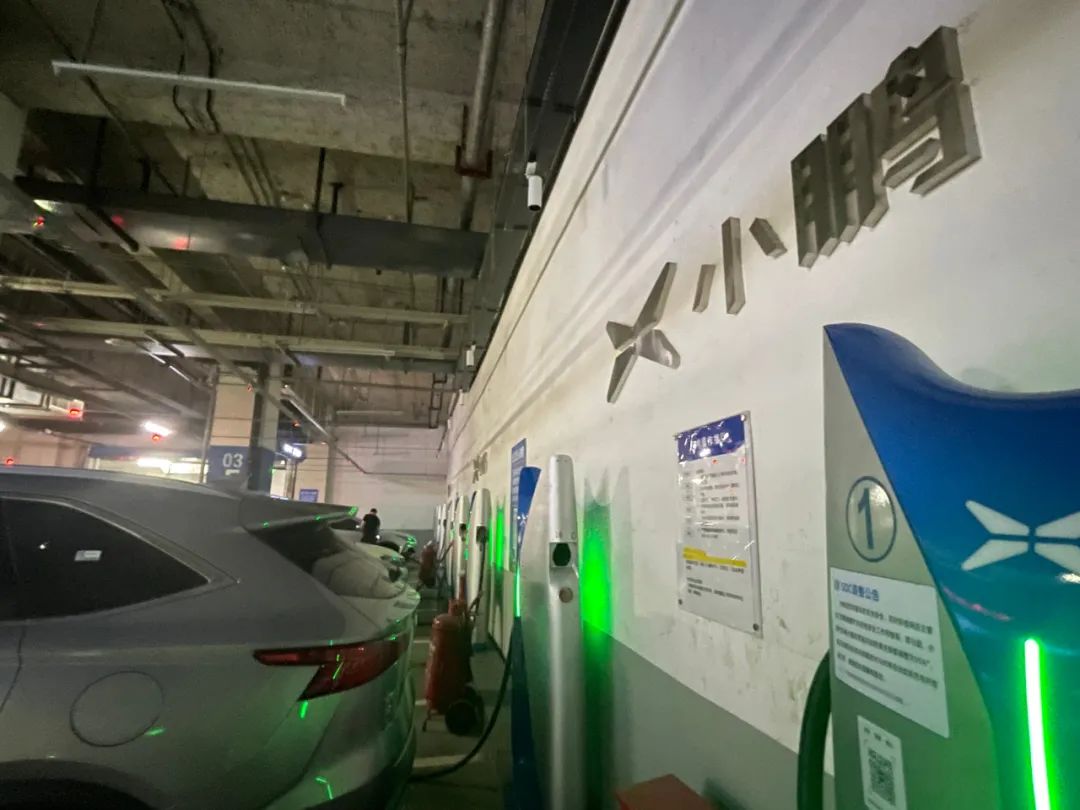 中秋國慶小長假的服務區“搶樁大戰”(圖8) 圖片