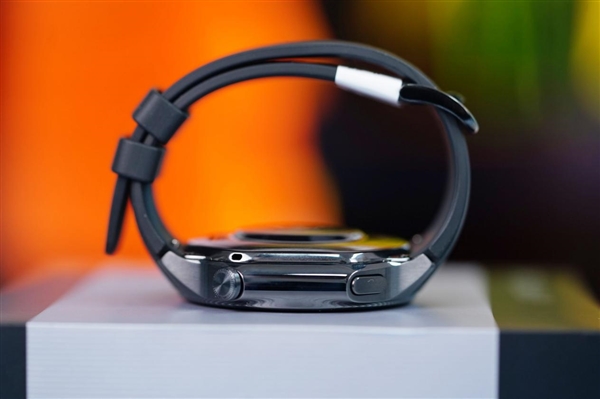 OPPO第一款圓表！OPPO Watch X星夜飛行版圖賞