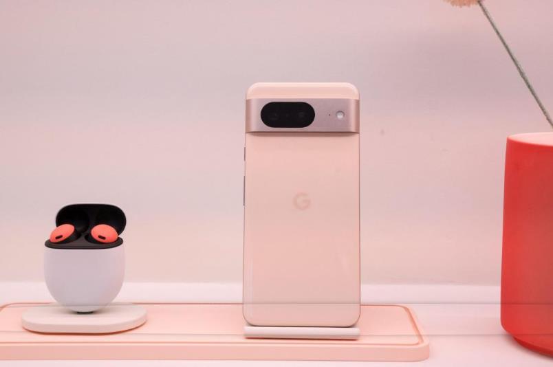 谷歌新旗艦Pixel 9諜照曝光 圓角平面設(shè)計(jì)酷似iPhone 15(圖1)