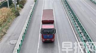 一車(chē)一年省15萬(wàn)！深度適應(yīng)煤炭倒短 26臺(tái)歐曼智藍(lán)讓張經(jīng)理運(yùn)輸團(tuán)隊(duì)如虎添翼