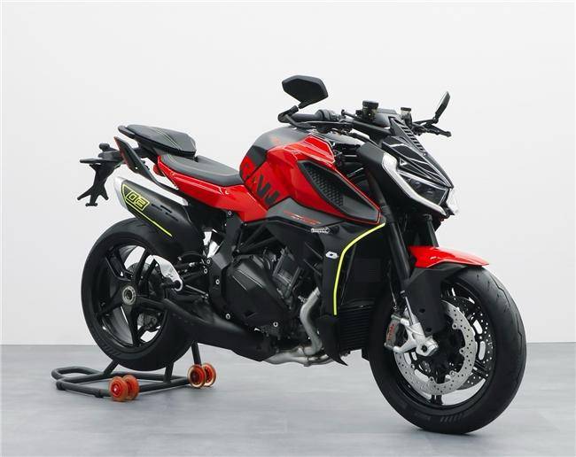 QJMOTOR米蘭展大放異彩，賽1000&追1000，炸街新霸主來襲！(圖6)