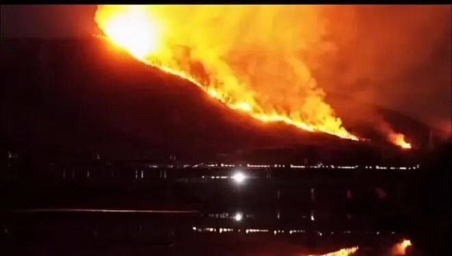 深夜緊急撲救!廣東清遠(yuǎn)高鐵站附近突發(fā)山火 深夜緊急撲救!廣東清遠(yuǎn)高鐵站附近突發(fā)山火(圖1)