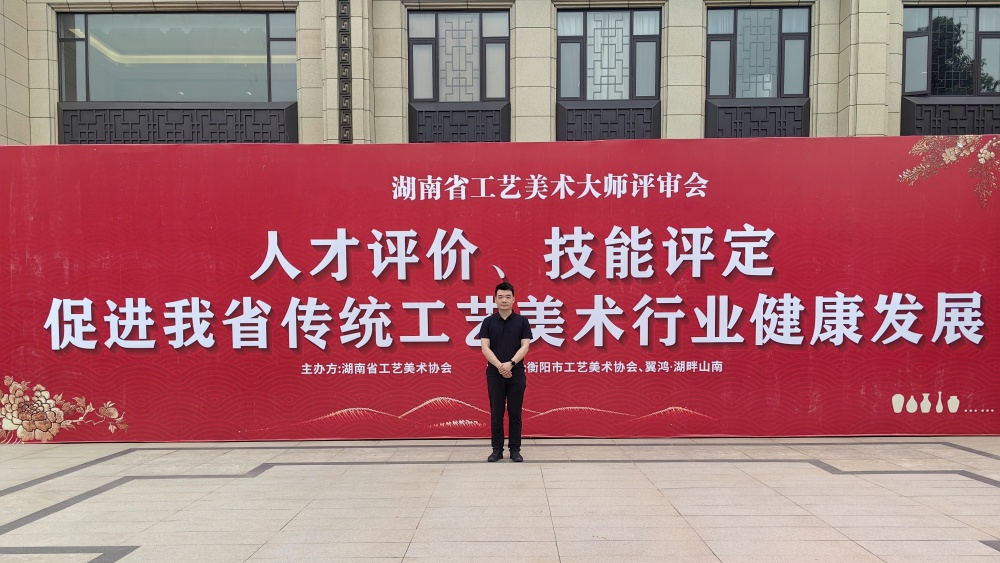 木雕藝術(shù)家龍?。阂缘稙楣P，傳承千年匠心